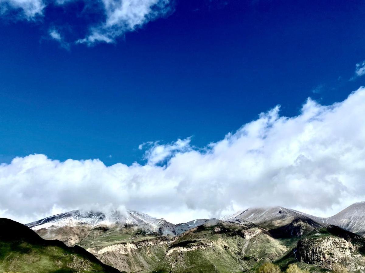 Besami Hotel Kazbegi Bagian luar foto