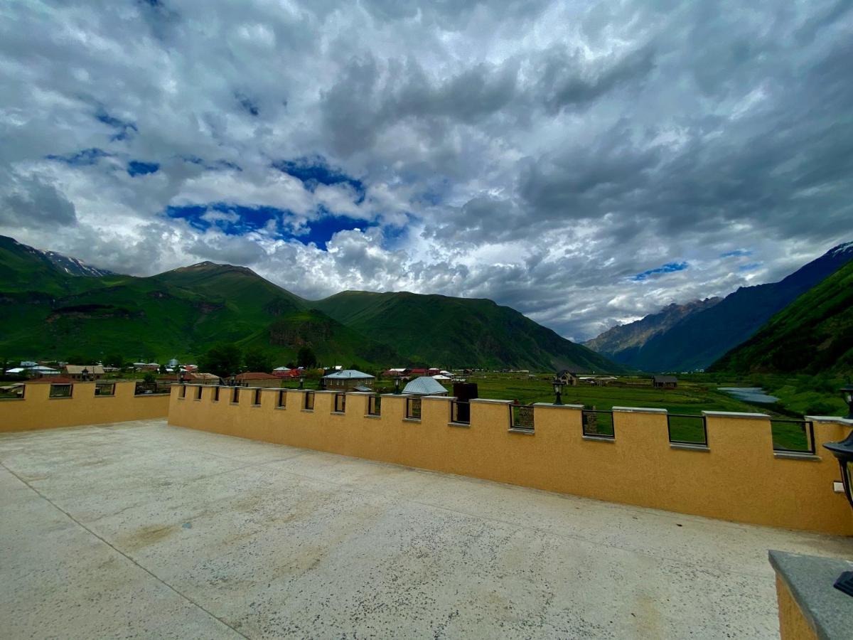 Besami Hotel Kazbegi Bagian luar foto